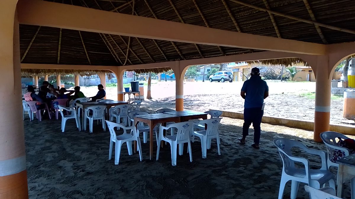 Comiendo en la playa del Ostión