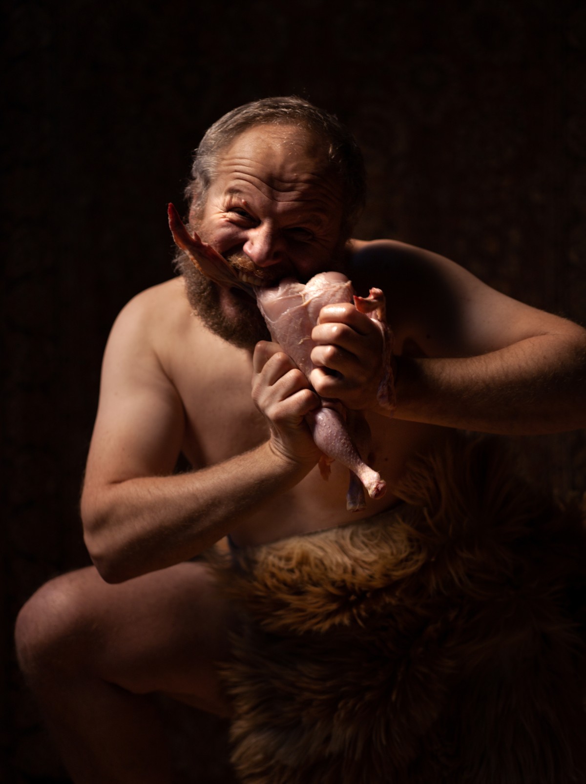 Titán devorando un pollo crudo