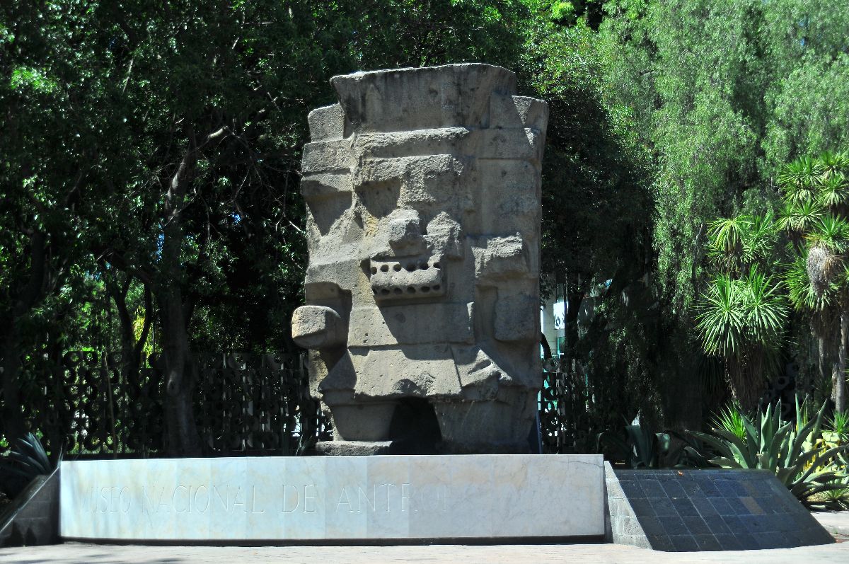 Tlaloc,Dios del agua y la fertilidad.