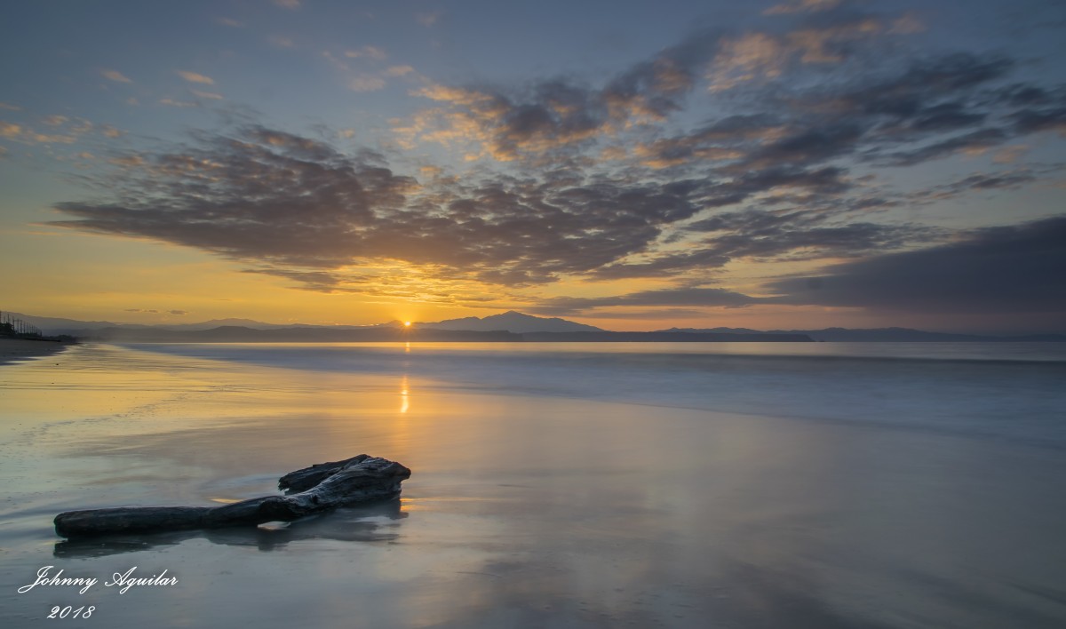 Amanecer de marea baja en playa Cocalito Puntarenas, Costa Rica