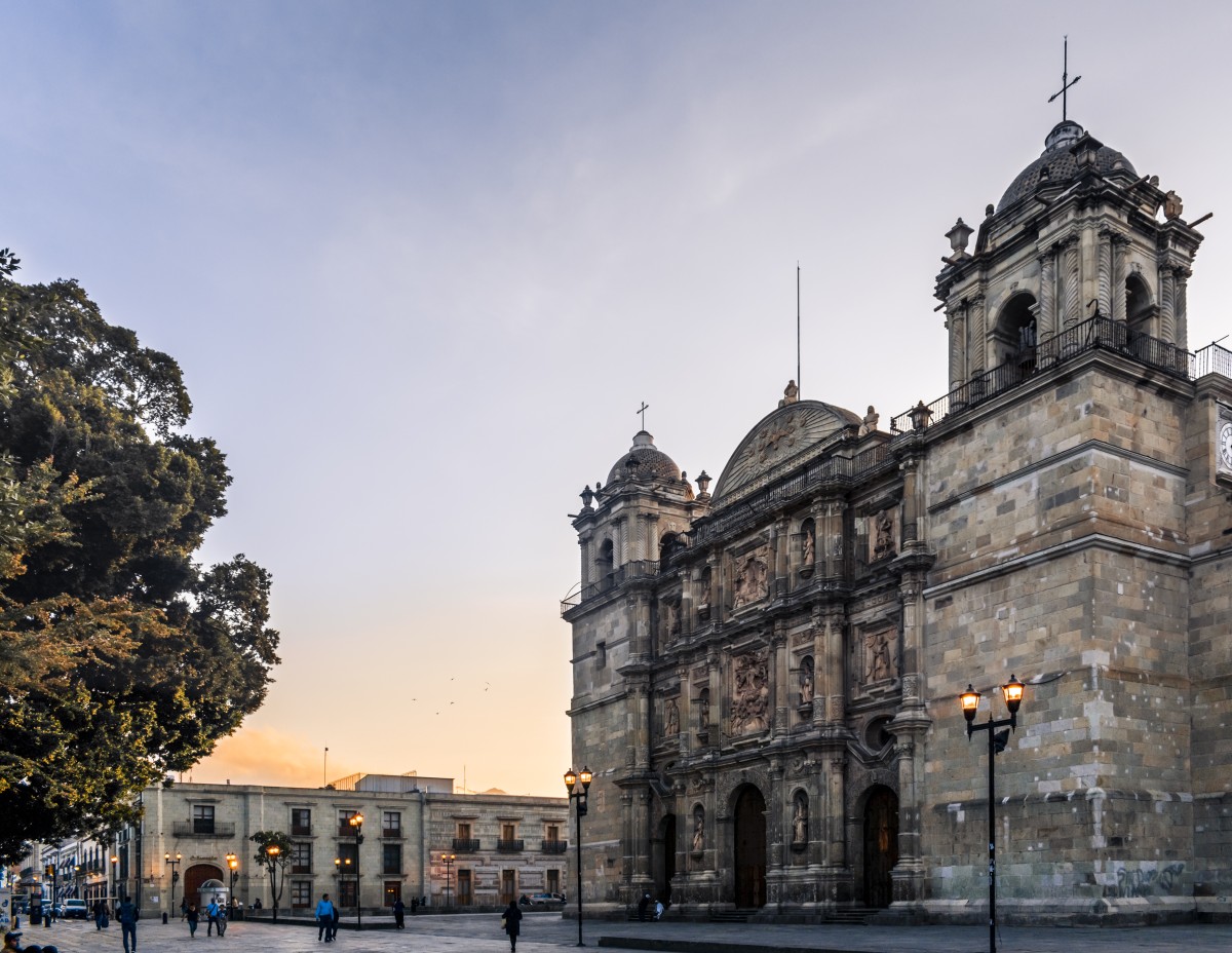 Amanecer en la catedral de Oaxaca