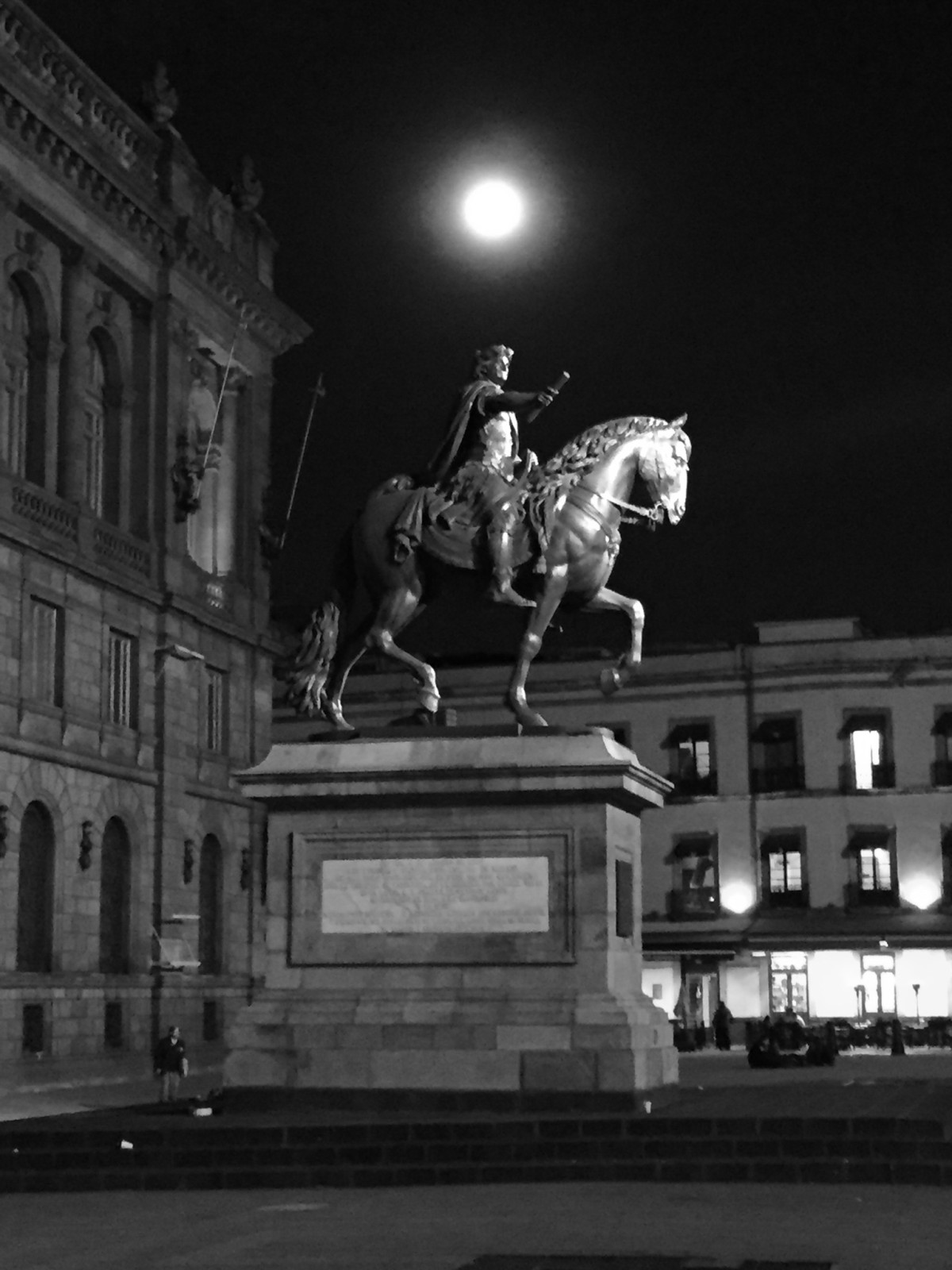 Cabalgando bajo la luna