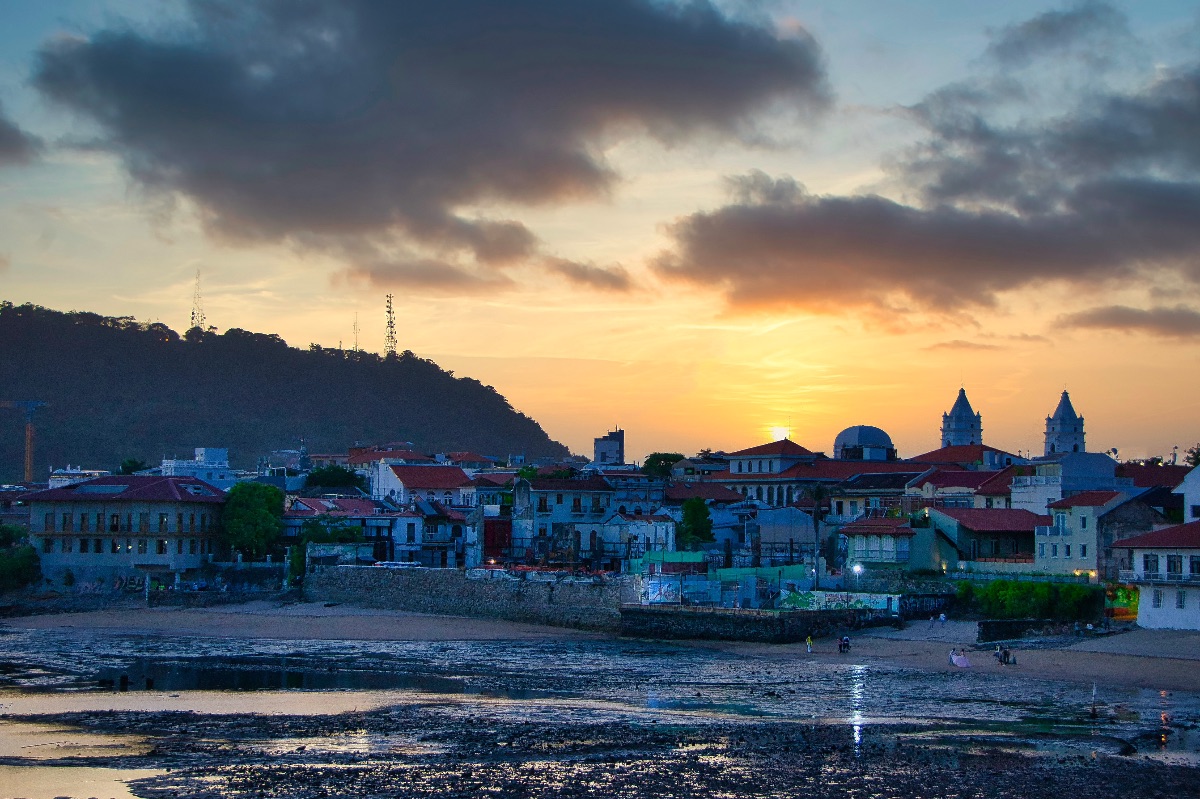 Cae la noche en el casco antiguo