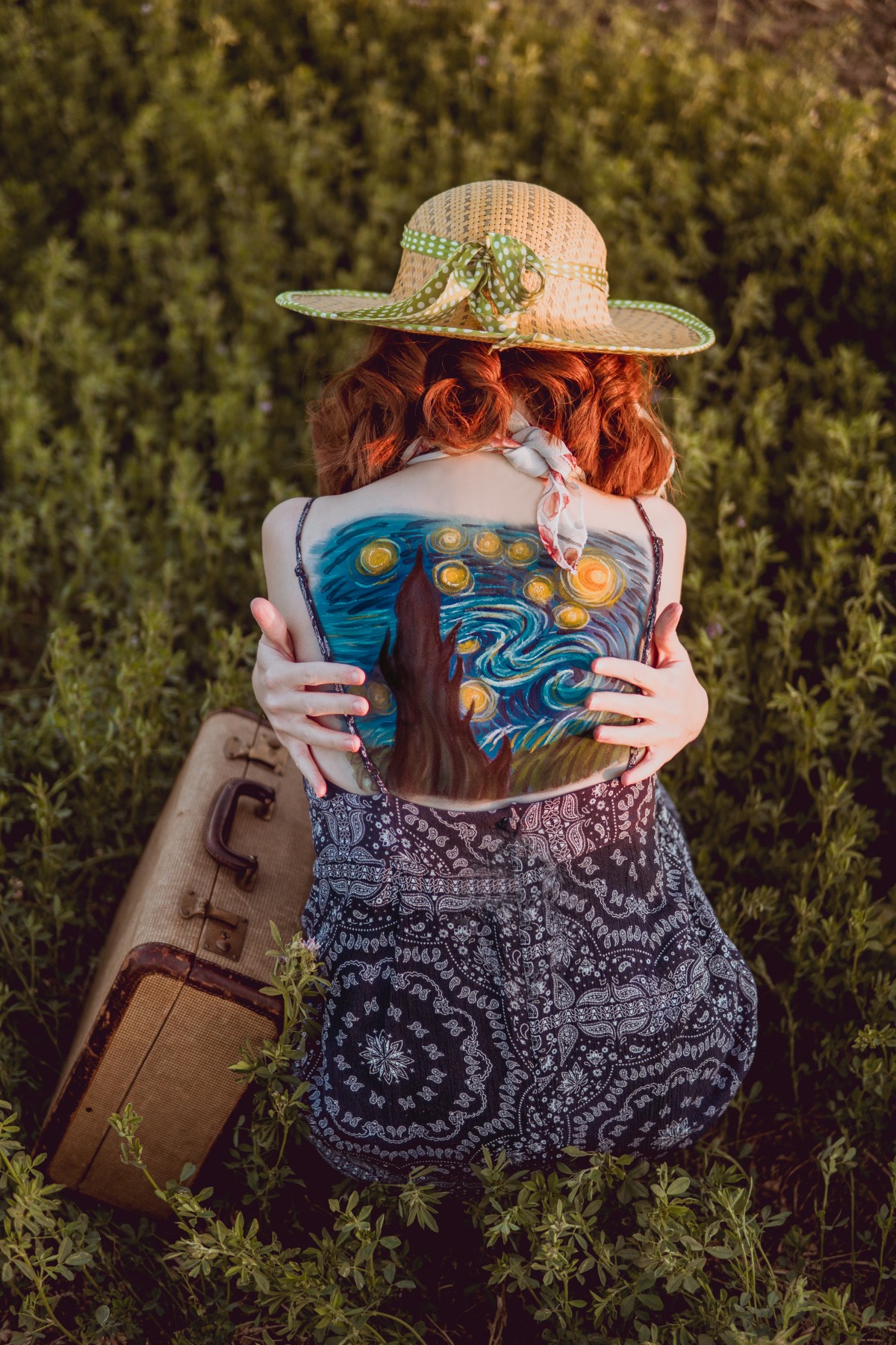 Noche estrellada sobre espalda frágil