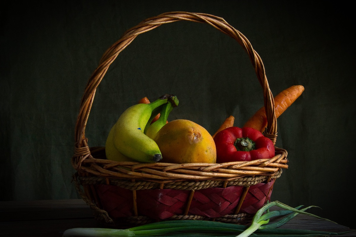 Canasta con frutas y vegetales