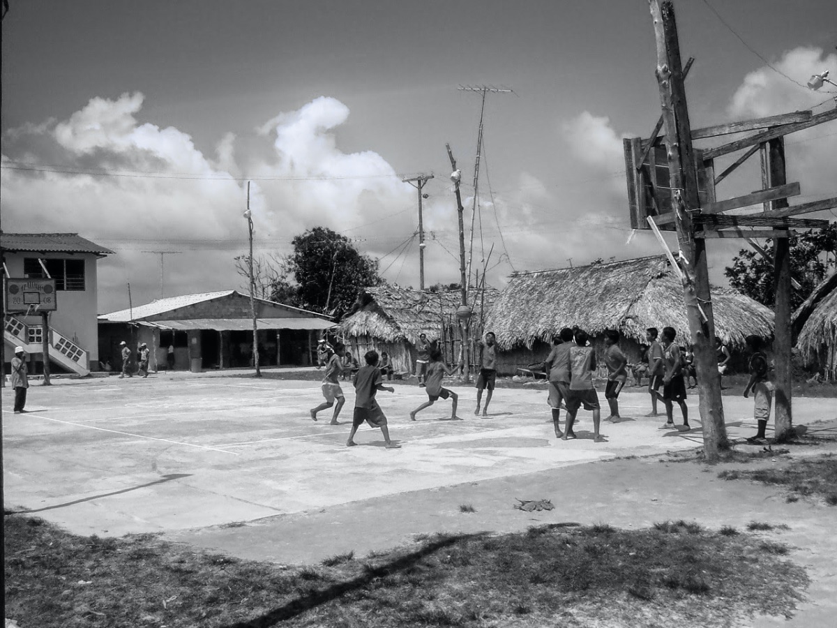 Kunas jugando basquetbol