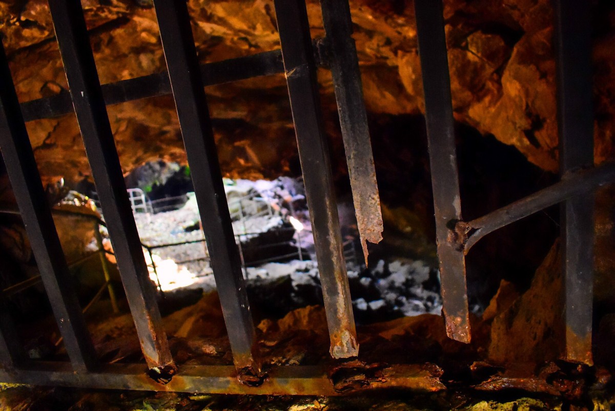 La cueva de la orquídea totalmente en abandono desde hace un año se encuentra cerrada, su estructura metálica todo oxidada.