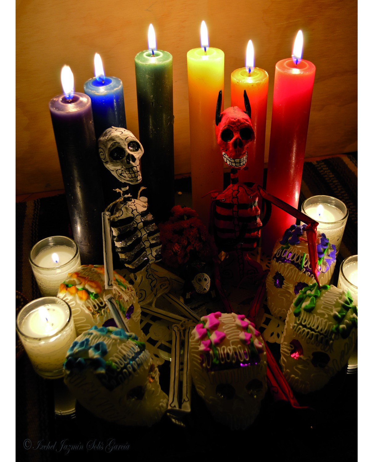 Ofrenda de Altar de Muertos en la sala nocturna