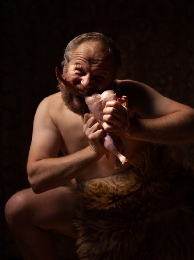 Titán devorando un pollo crudo