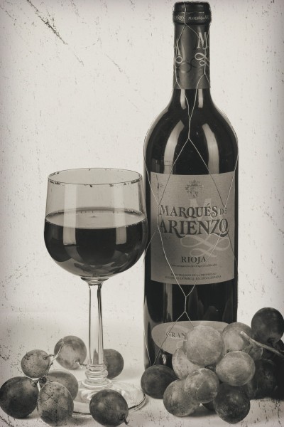 Botella de vino con uvas