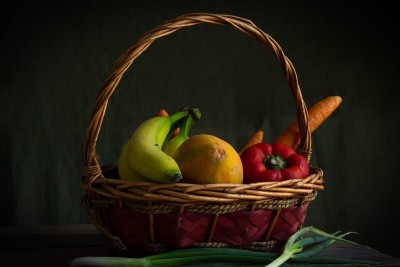 canasta con frutas y vegetales