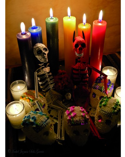 Ofrenda de Altar de Muertos en la sala nocturna