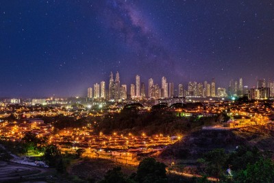 cielo nocturno y la ciudad