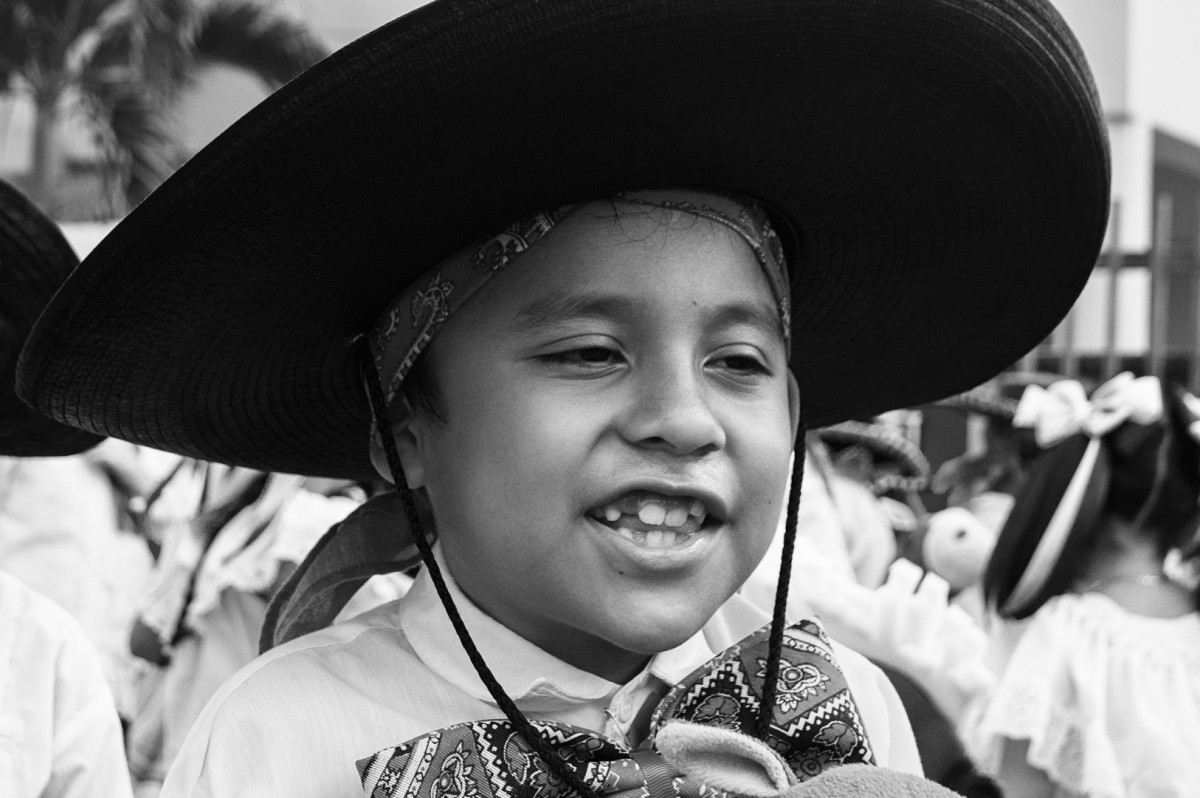 Sombrero con niño de dientes blancos